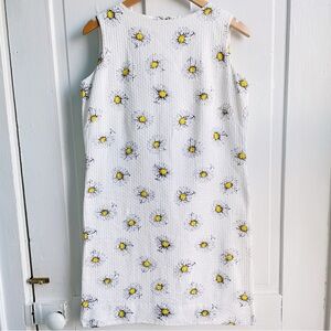 Vintage 60s Shapely Classic White Daisy Mini Dress